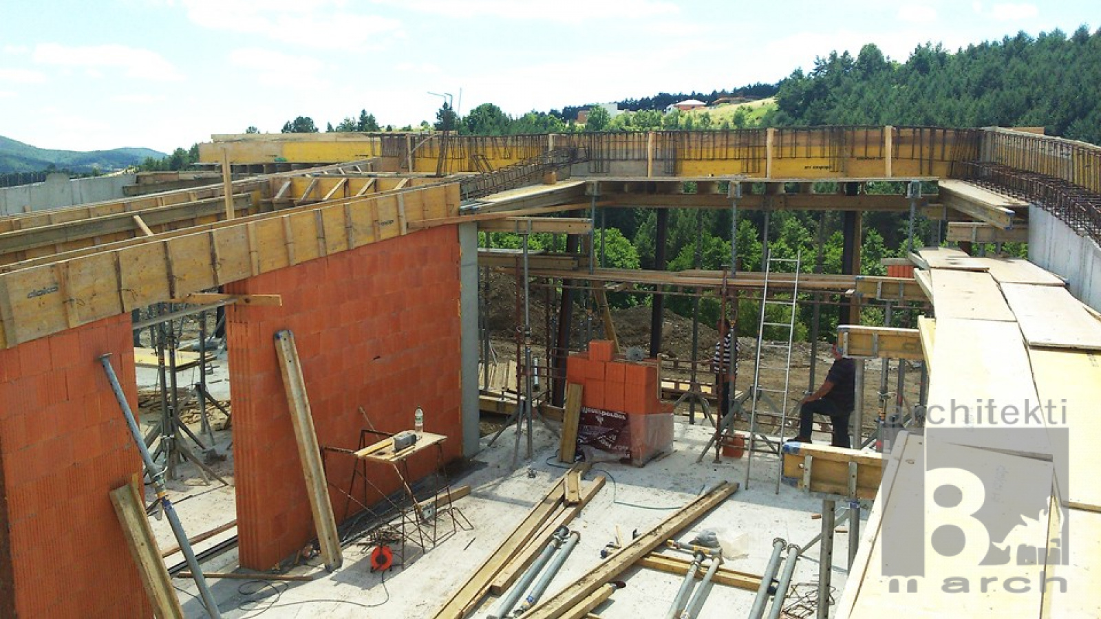 Referenčné projekty / Realizácia domu vo svahu Banská Bystrica - foto Referenčné projekty / Realizácia domu vo svahu Banská Bystrica - foto