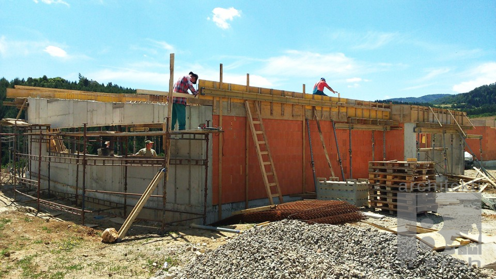 Referenčné projekty / Realizácia domu vo svahu Banská Bystrica - foto Referenčné projekty / Realizácia domu vo svahu Banská Bystrica - foto