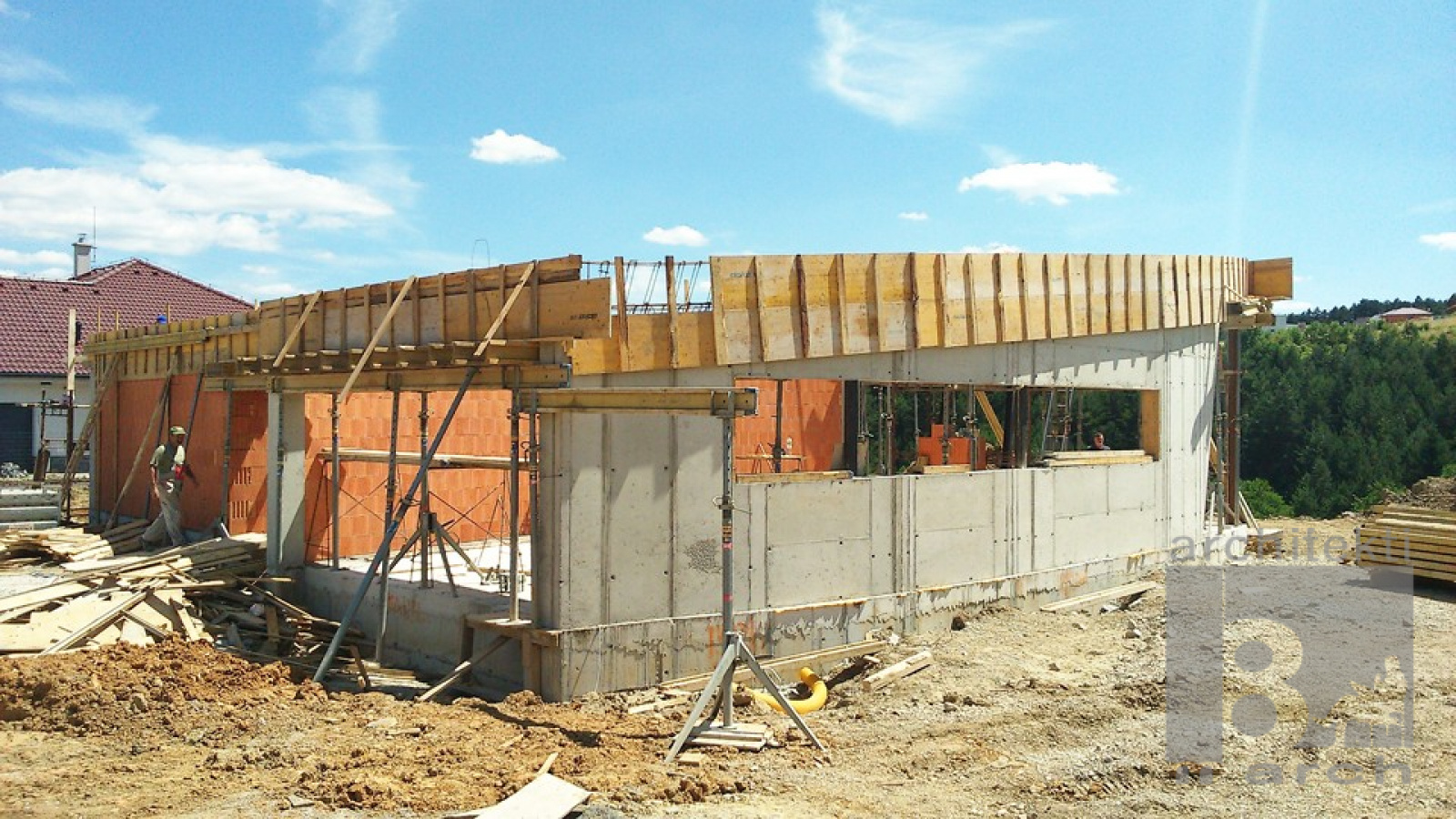 Referenčné projekty / Realizácia domu vo svahu Banská Bystrica - foto Referenčné projekty / Realizácia domu vo svahu Banská Bystrica - foto