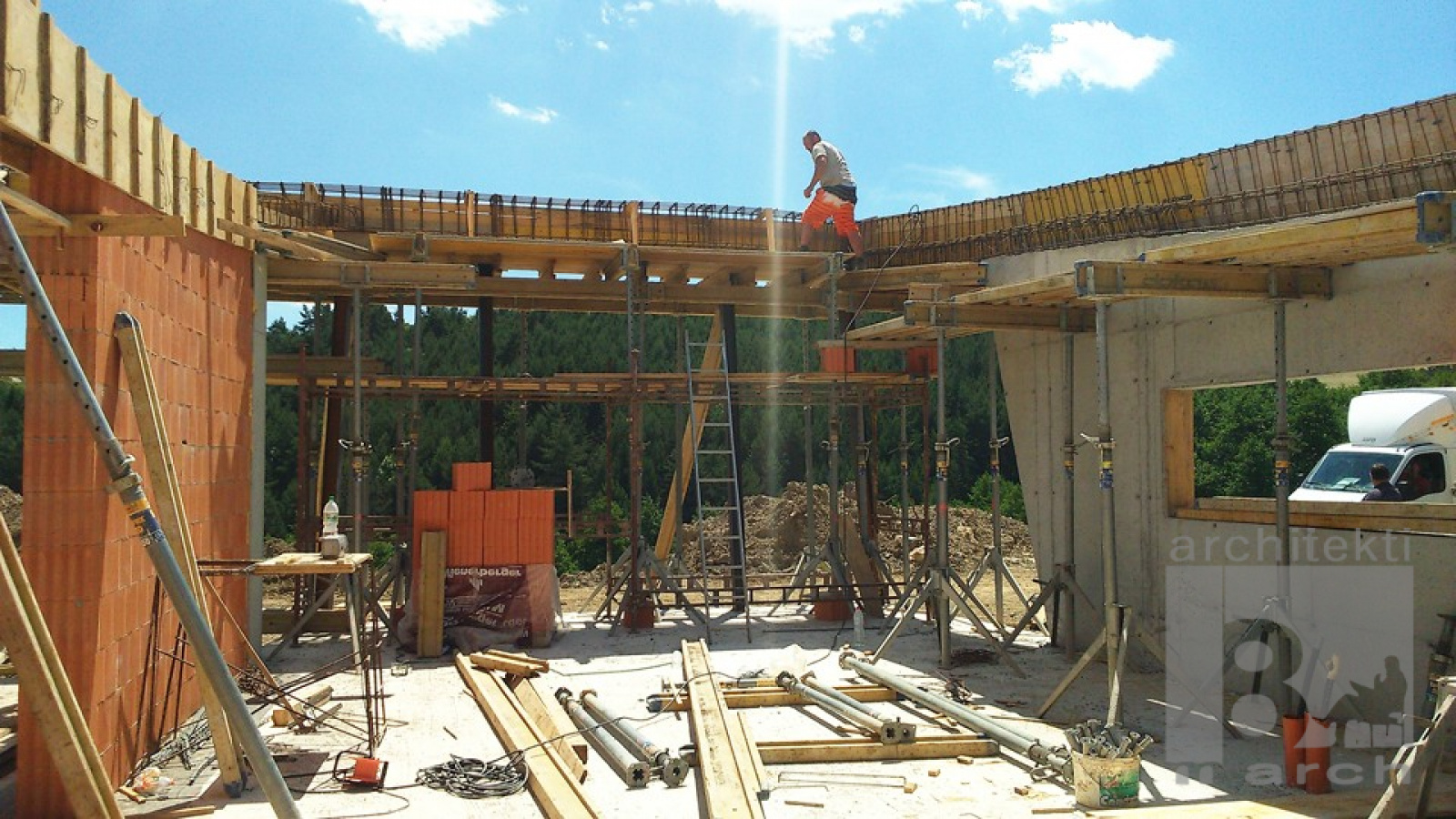 Referenčné projekty / Realizácia domu vo svahu Banská Bystrica - foto Referenčné projekty / Realizácia domu vo svahu Banská Bystrica - foto