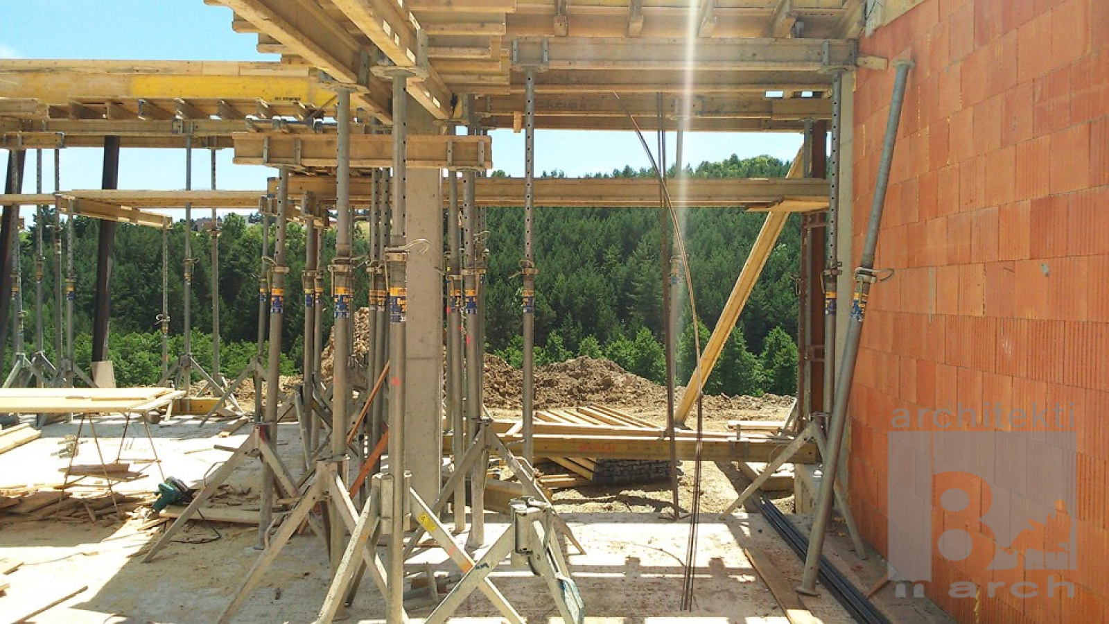 Referenčné projekty / Realizácia domu vo svahu Banská Bystrica - foto Referenčné projekty / Realizácia domu vo svahu Banská Bystrica - foto