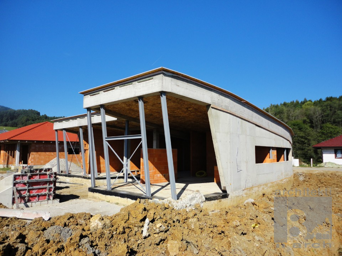 Referenčné projekty / Realizácia domu vo svahu Banská Bystrica - foto Referenčné projekty / Realizácia domu vo svahu Banská Bystrica - foto