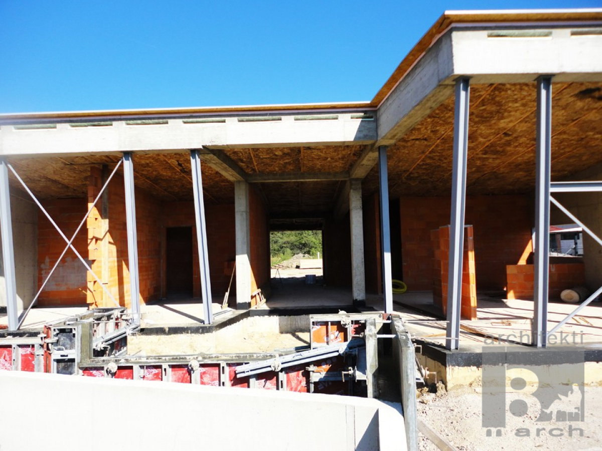 Referenčné projekty / Realizácia domu vo svahu Banská Bystrica - foto Referenčné projekty / Realizácia domu vo svahu Banská Bystrica - foto