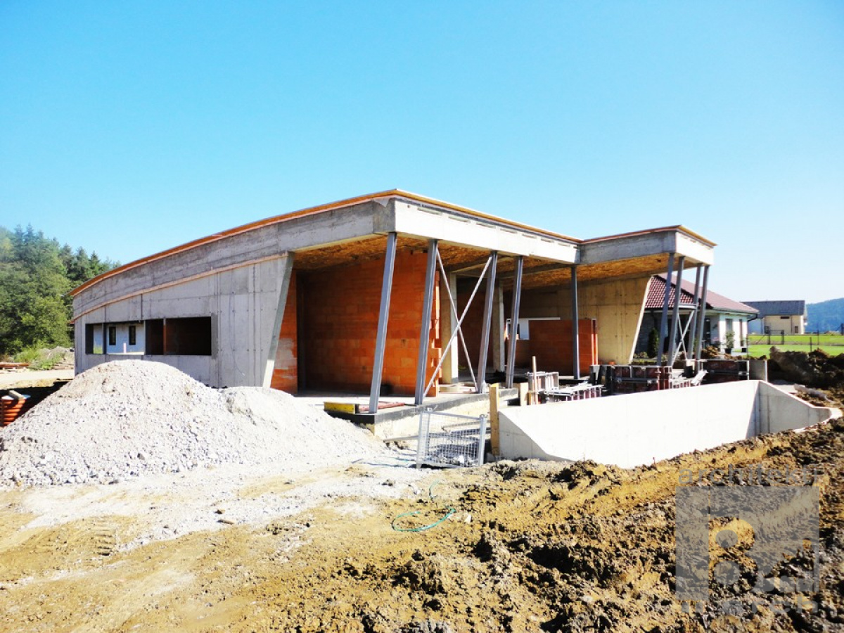 Referenčné projekty / Realizácia domu vo svahu Banská Bystrica - foto Referenčné projekty / Realizácia domu vo svahu Banská Bystrica - foto