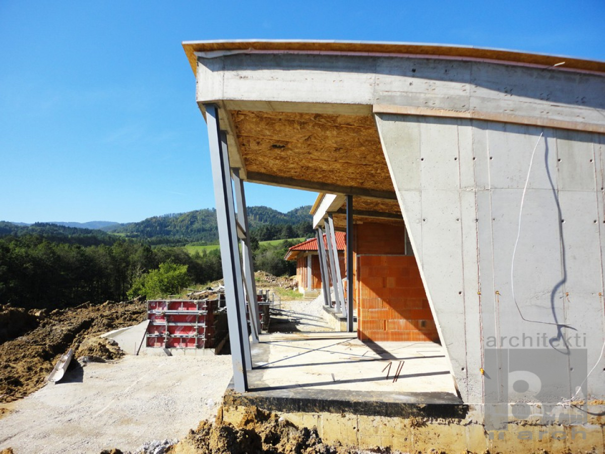 Referenčné projekty / Realizácia domu vo svahu Banská Bystrica - foto Referenčné projekty / Realizácia domu vo svahu Banská Bystrica - foto
